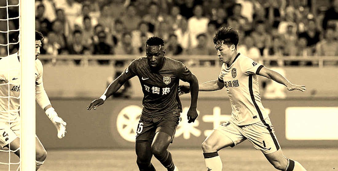 Vietnam Struggles to Find Left-Back Replacement: Nguyen Van Viet Injury Forces Kim Sang-sik to Reconsider Tactics