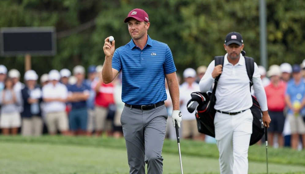 Bóng golf lăn trên cỏ, nhưng tôi đang đọc dòng tiền di chuyển sau lưng nó